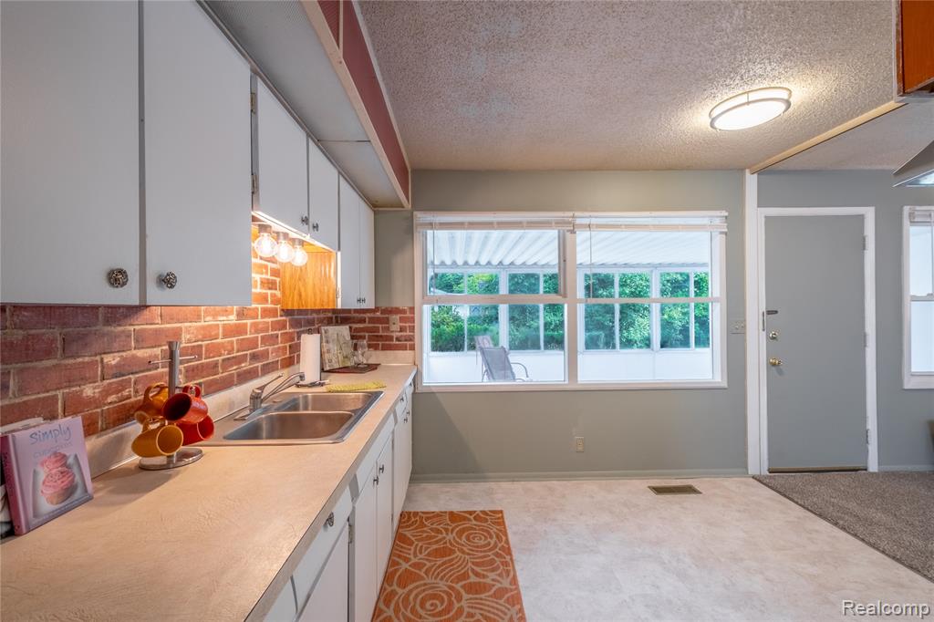 1814 Carmanbrook Parkway, Flint, MI 48507 — Photo 8