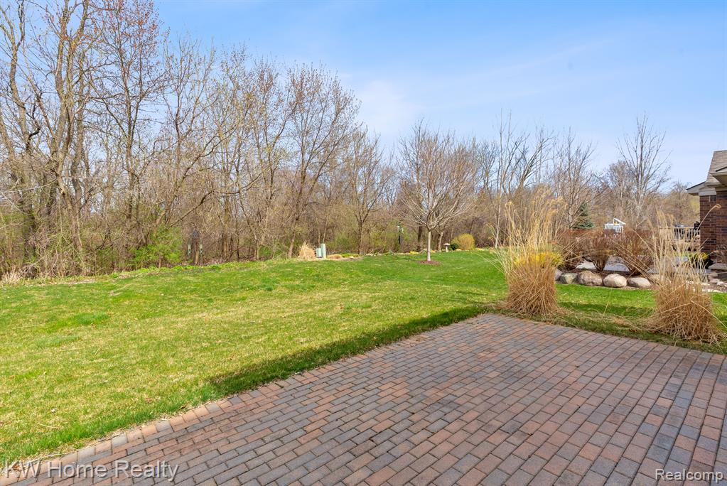 28642 OAKMONTE Circle W, New Hudson, MI 48165 — Photo 8