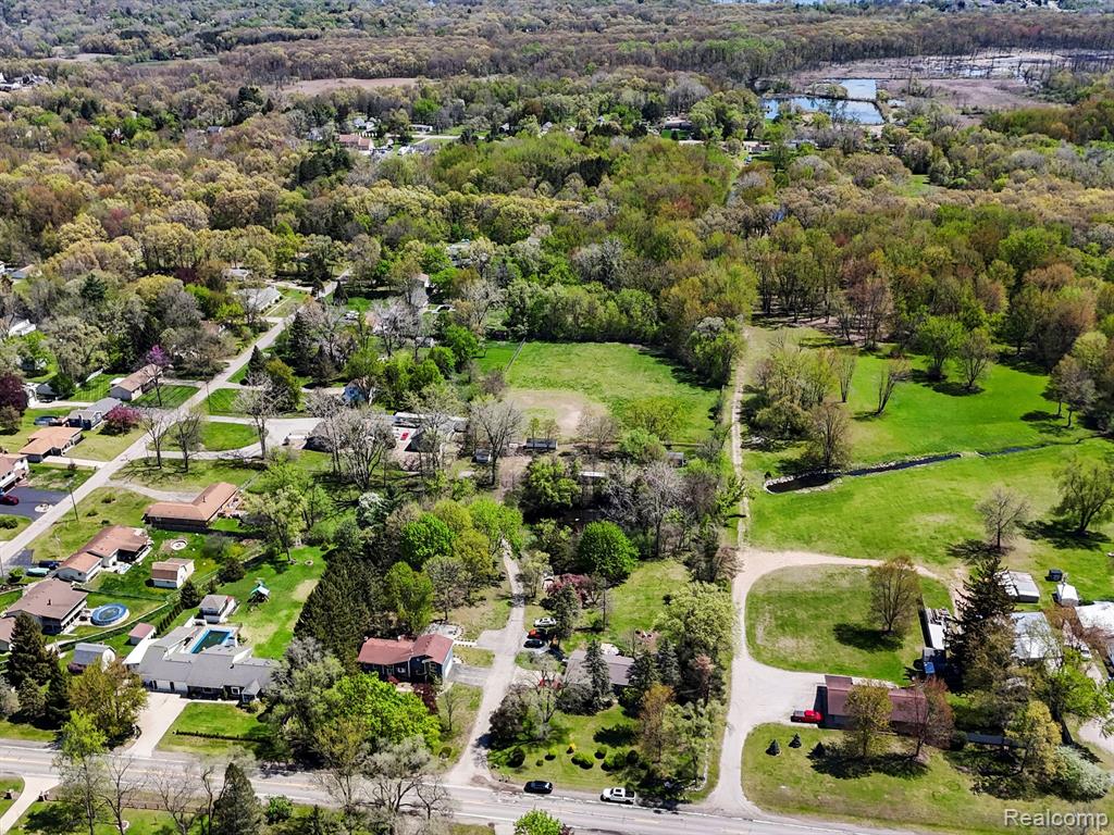 579 S HOSPITAL Road, Waterford, MI 48327 — Photo 48