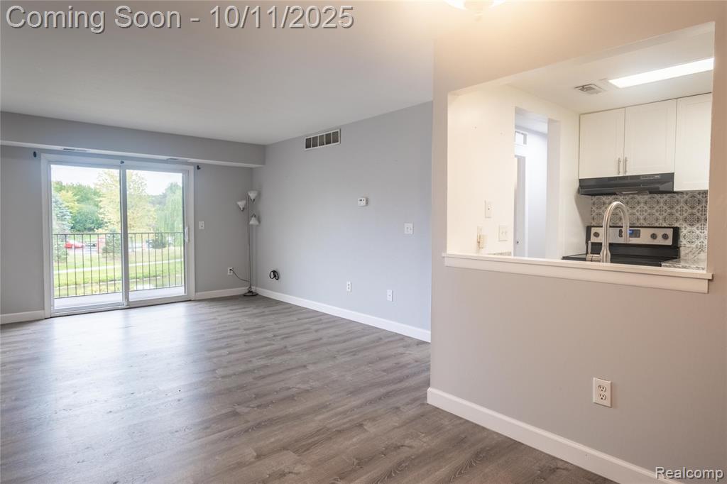 1481 E Chateau Vert Street, Ypsilanti, MI 48197 — Photo 7