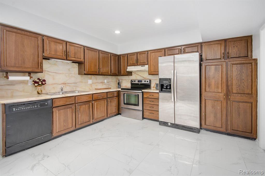 3045 Lindenwood Drive, Dearborn, MI 48120 — Photo 9