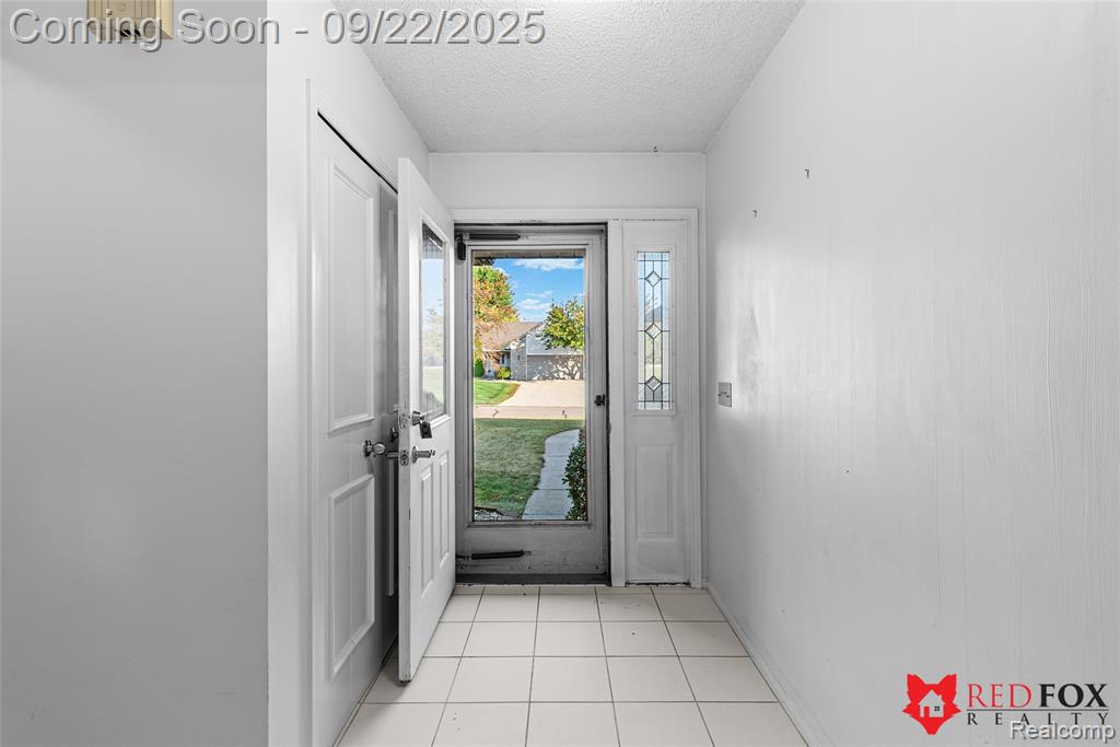 6031 Oak Creek Drive, Swartz Creek, MI 48473 — Photo 4