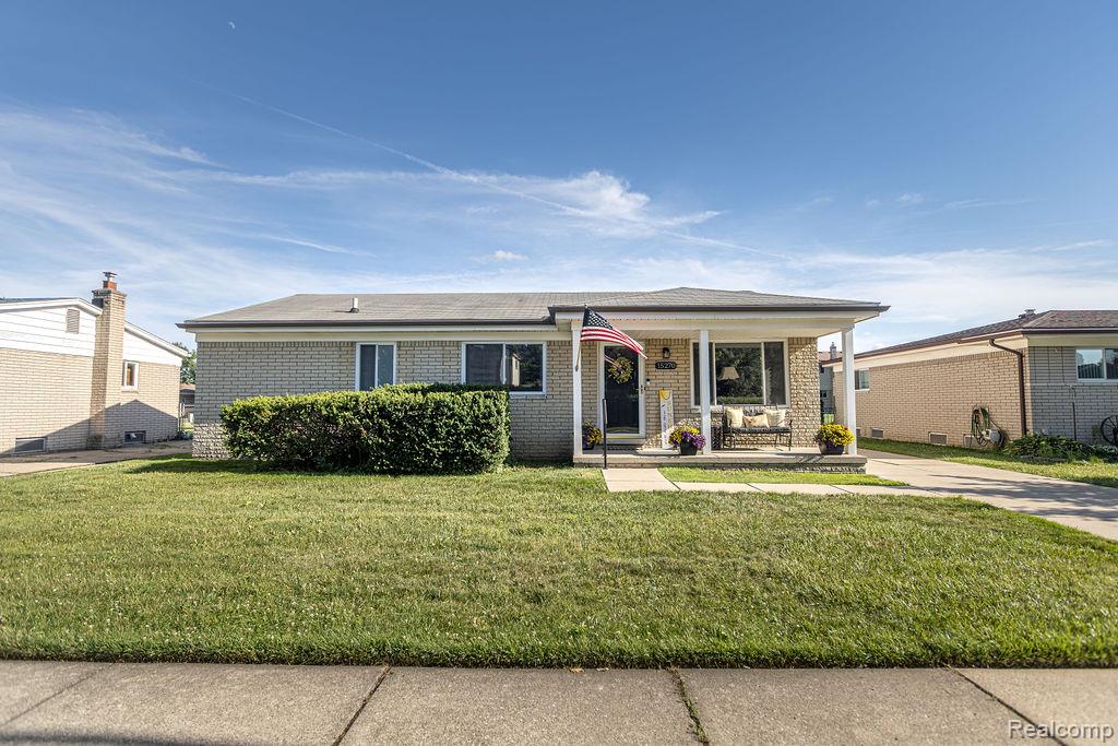 15270 Cambridge Drive, Fraser, MI 48026