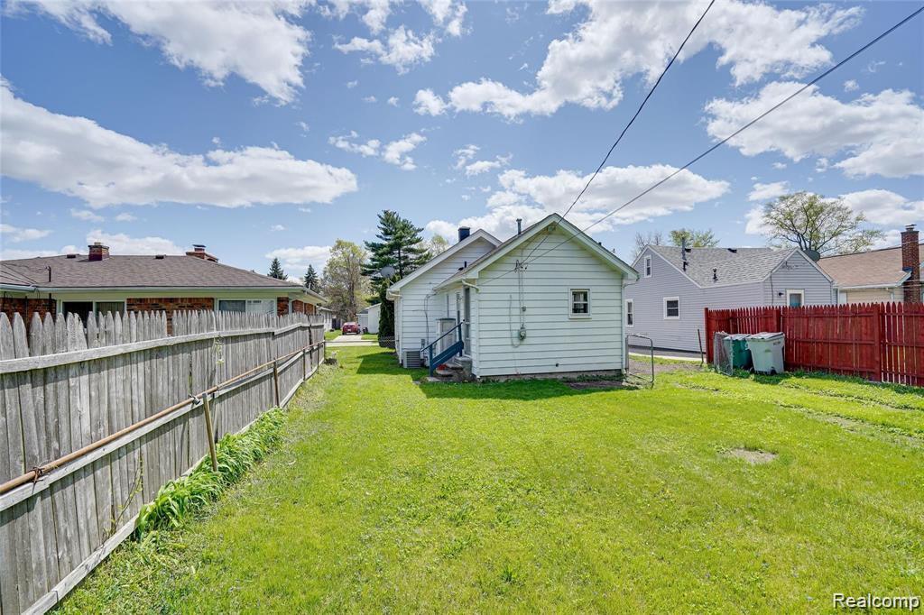 577 E BRICKLEY Avenue, Hazel Park, MI 48030 — Photo 15