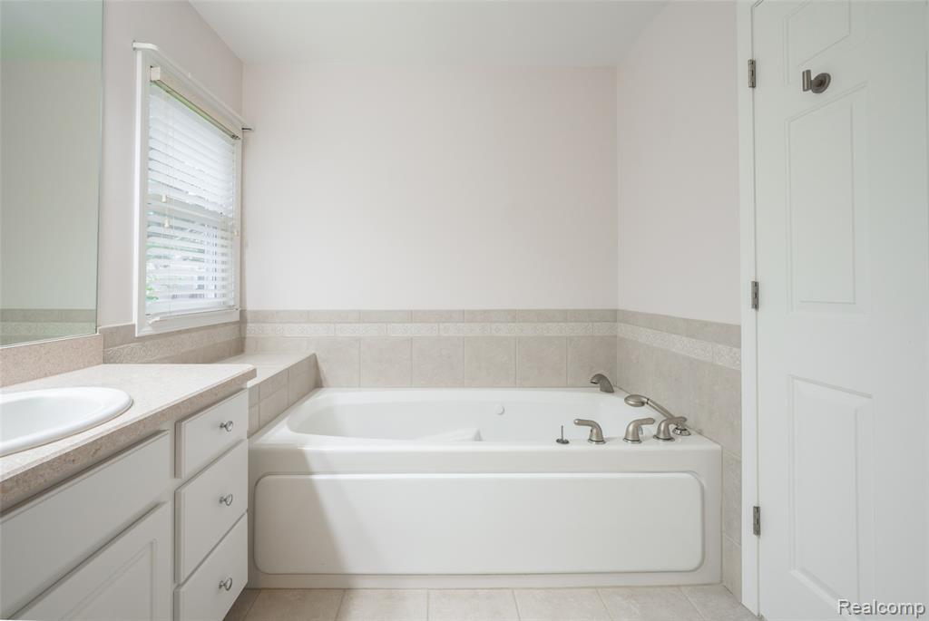 5729 Windspirit Court, 36, Waterford, MI 48327 — Photo 43