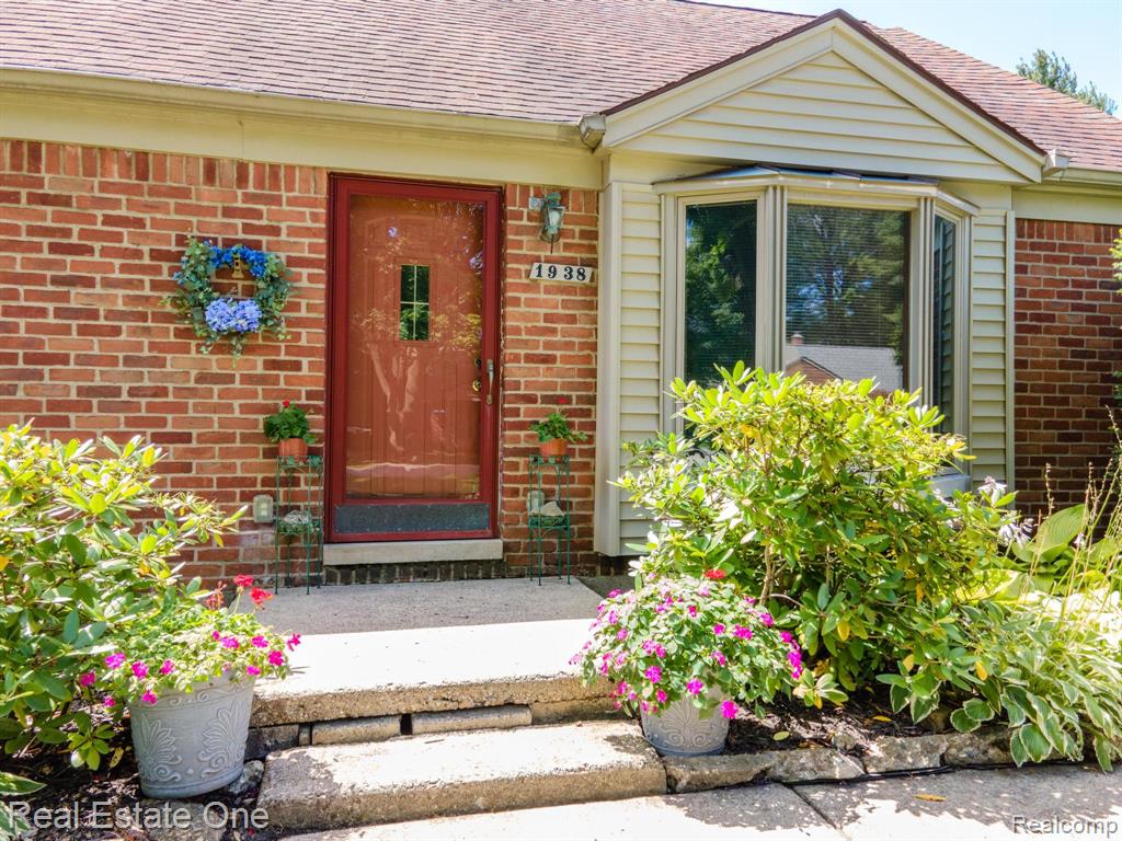 1938 Beverly Street, Sylvan Lake, MI 48320 — Photo 10