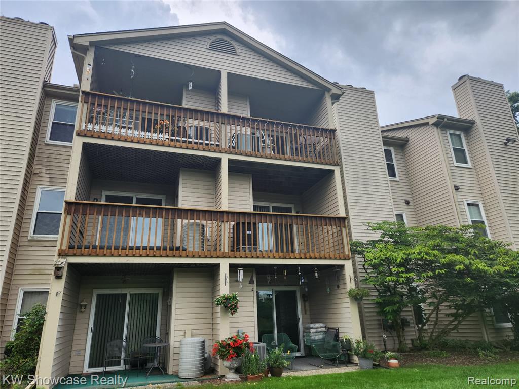 4896 Harbor Point Drive Drive, Waterford, MI — Photo 2