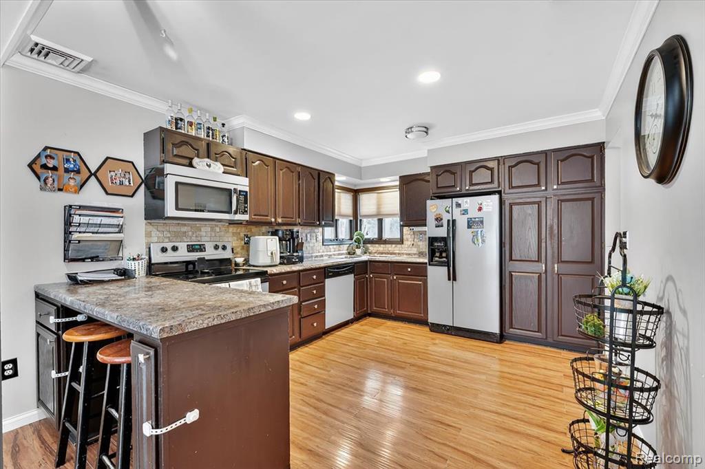 6865 ABBOTTSFORD Road, MI 48049 — Photo 9