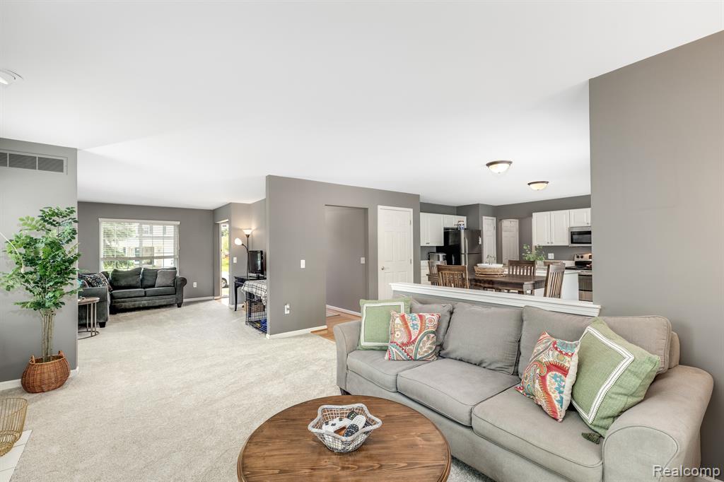 1018 SHETLAND Drive, South Lyon, MI 48178 — Photo 12