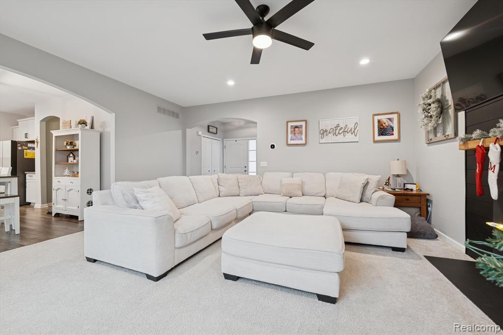 48138 Manhattan Drive, Macomb, MI 48042 — Photo 9