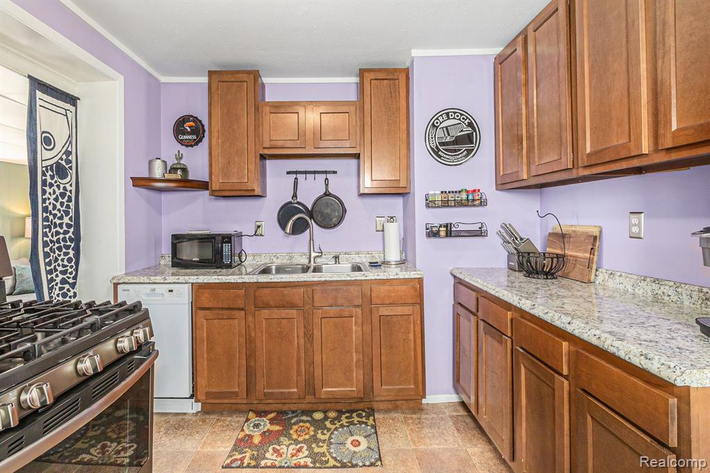 967 E Coy Avenue, Hazel Park, MI 48030 — Photo 8