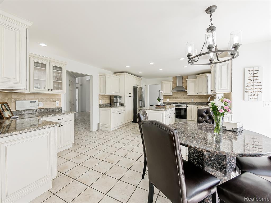 5221 Sandlewood Drive, Commerce Twp, MI 48382 — Photo 21