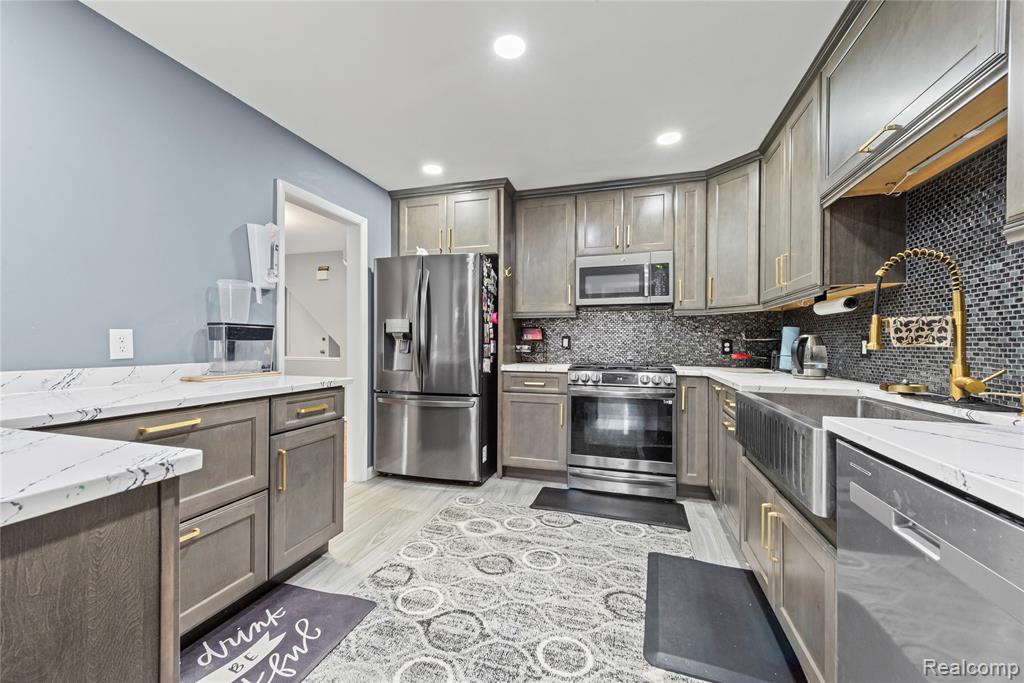 586 Ashley Circle, Rochester Hills, MI 48307 — Photo 8