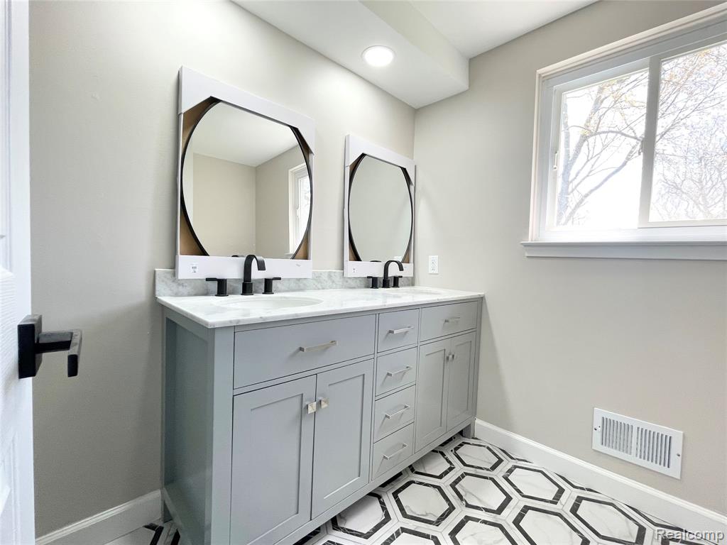 600 SEDGEFIELD Drive, Bloomfield Hills, MI 48304 — Photo 20