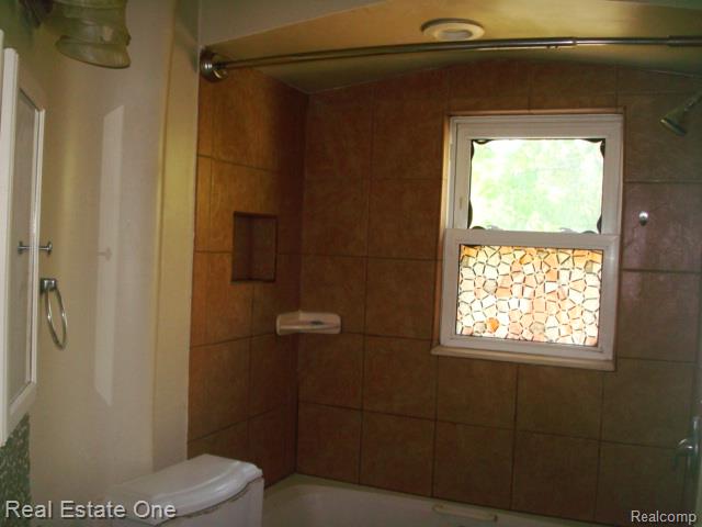 8405 Jackson Avenue, Warren, MI 48089 — Photo 10