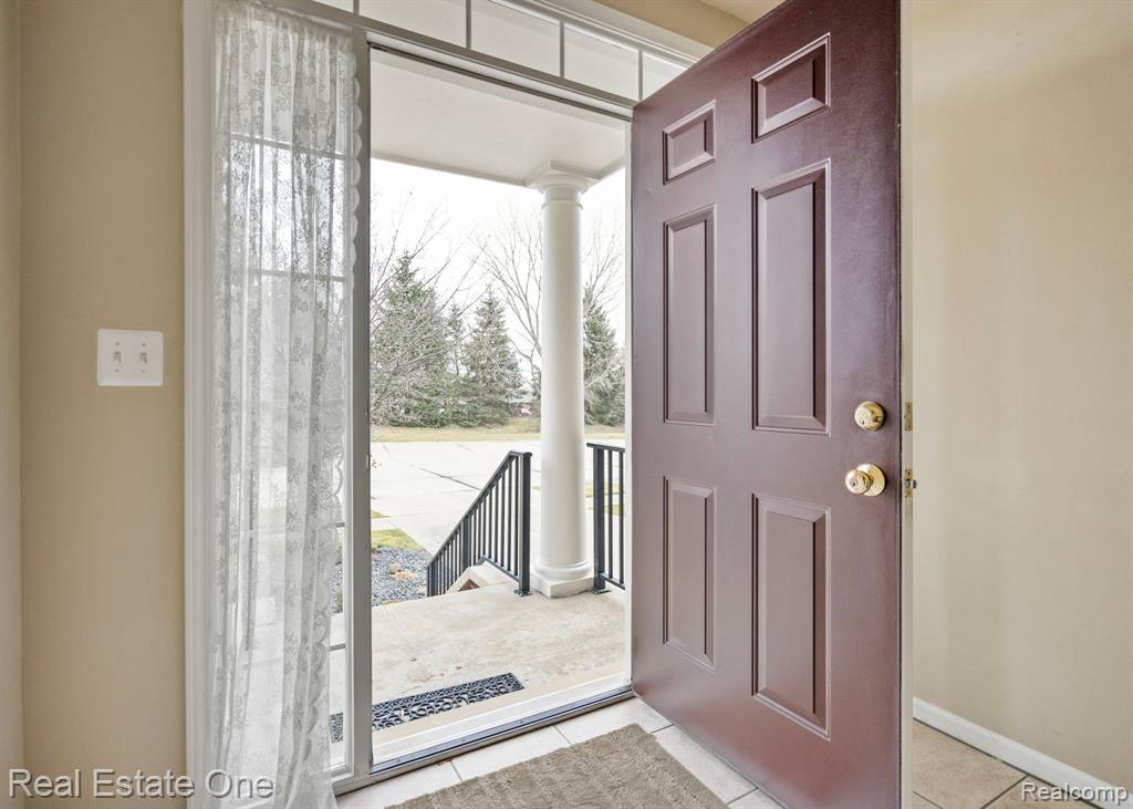 6975 EDGEWATER Drive, Troy, MI 48085 — Photo 3