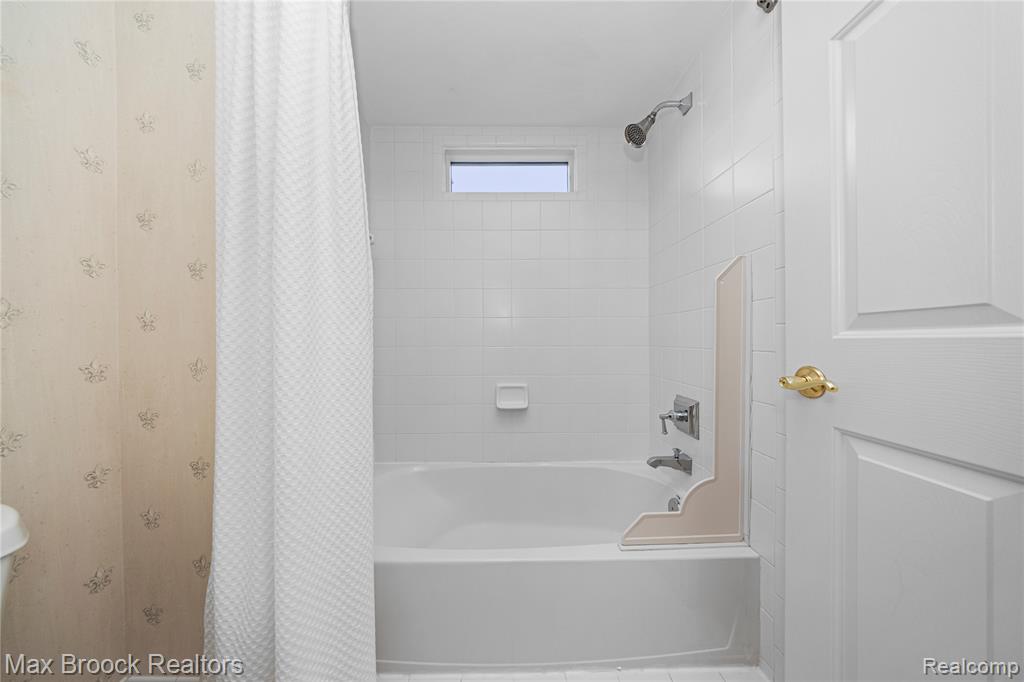 5149 Parkgate Drive, Commerce Twp, MI 48382 — Photo 48