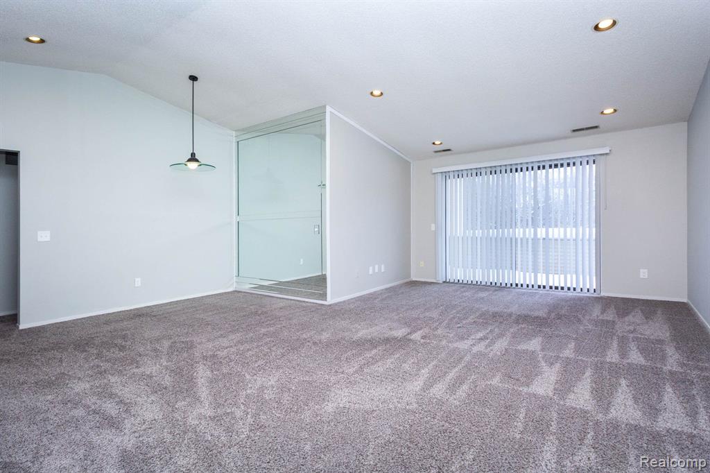6580 Ridgefield Circle, 202, West Bloomfield, MI — Photo 5