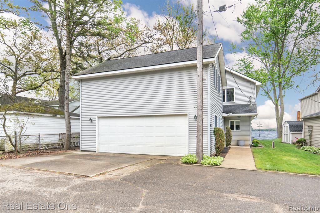10194 Elmcrest Road, Whitmore Lake, MI 48189 — Photo 17