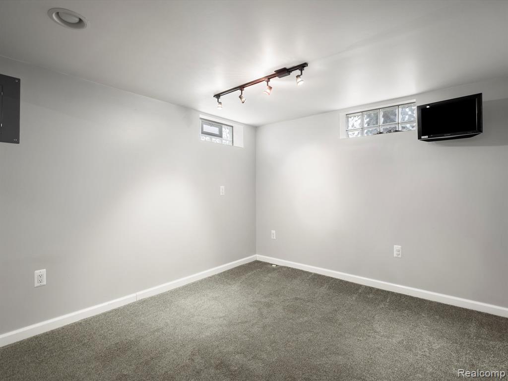 829 N REMBRANDT Avenue, Royal Oak, MI 48067 — Photo 19