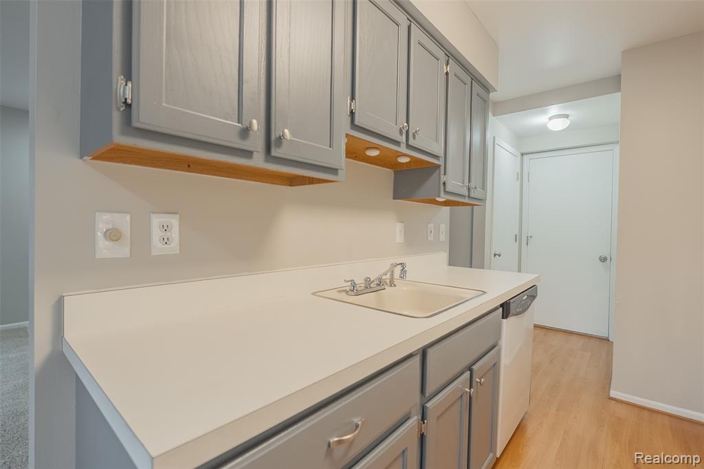 44613 New Hampshire Drive, Clinton Twp, MI 48038 — Photo 9