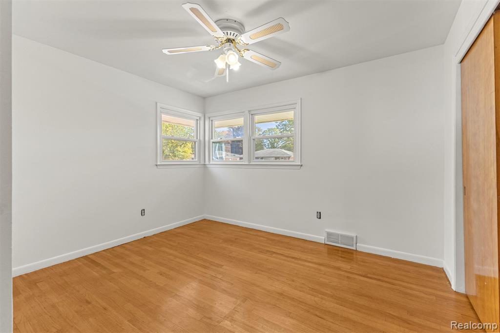 8255 Kinmore Street, Dearborn Heights, MI 48127 — Photo 16