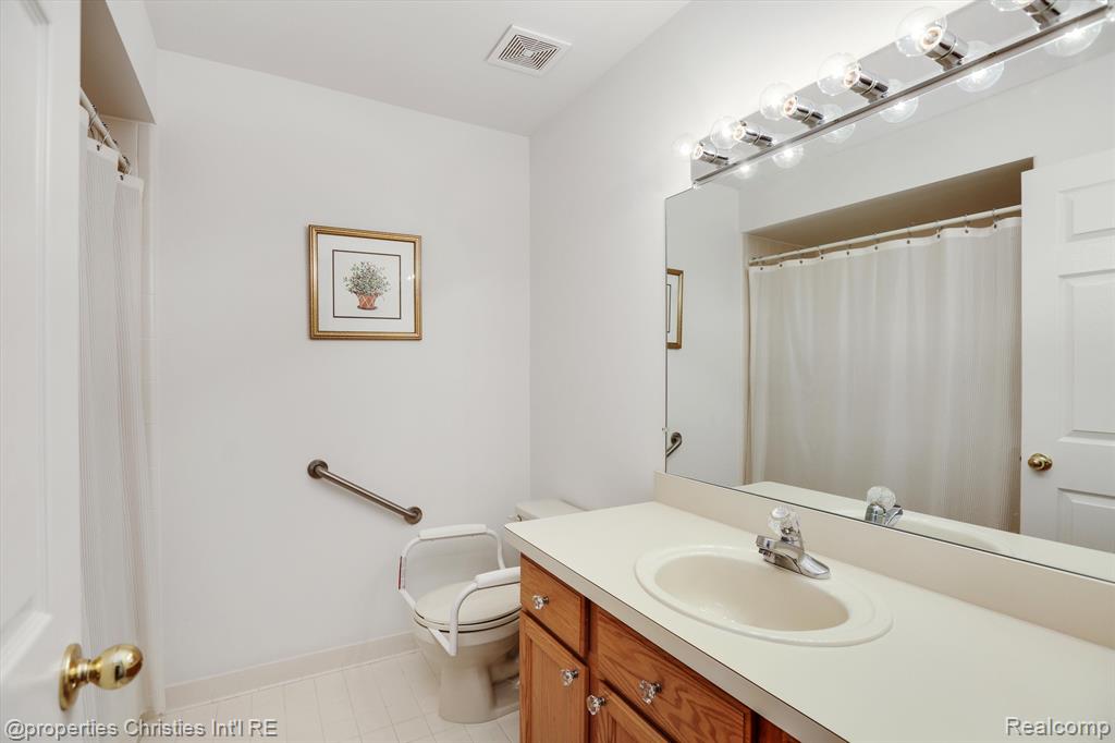35211 White Pine Trail, Farmington Hills, MI 48335 — Photo 24