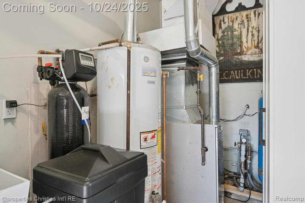 4066 Green Lake Road, West Bloomfield, MI 48324 — Photo 32