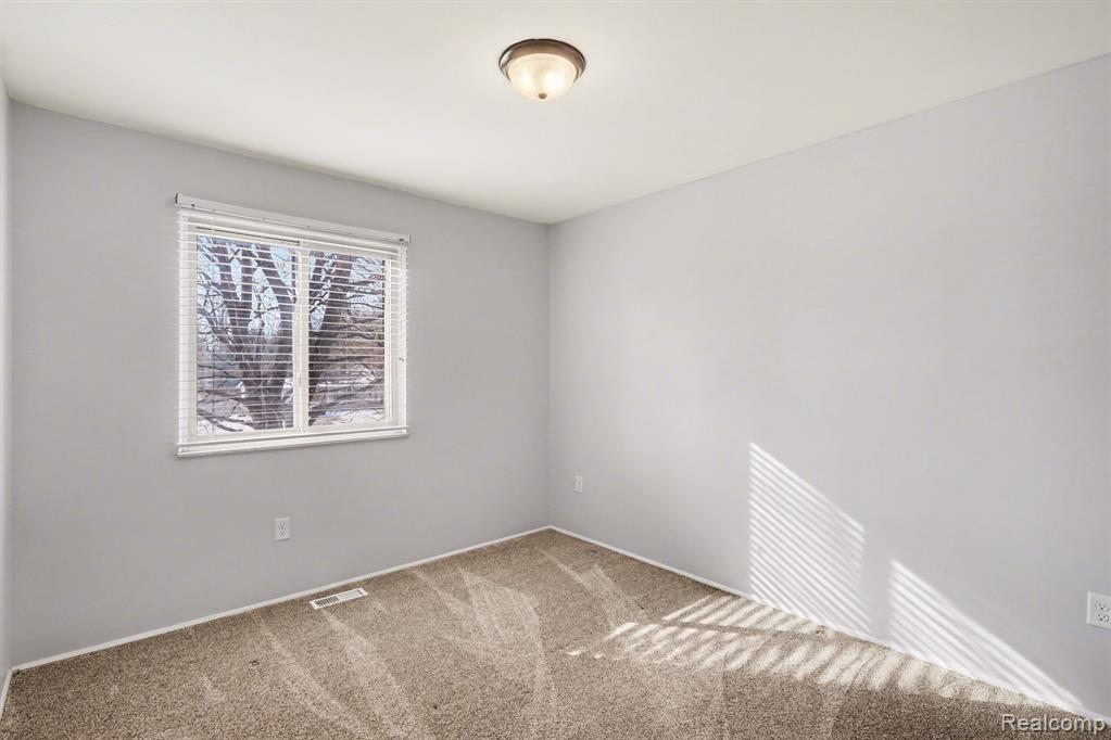 9184 Chesterfield Drive, Swartz Creek, MI 48473 — Photo 9