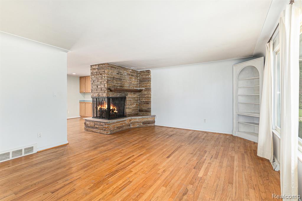 5559 Pleasant Drive, Waterford, MI 48329 — Photo 4