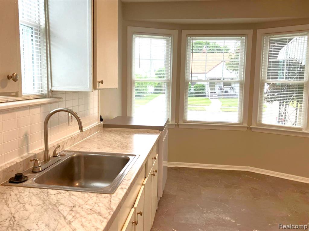 8112 COOLIDGE Avenue, Center Line, MI 48015 — Photo 12