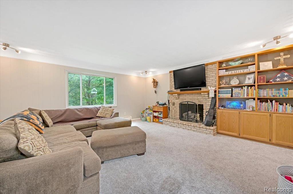 4295 MCKEACHIE Road, White Lake, MI 48383 — Photo 10