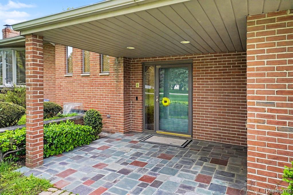 1226 Woodkrest Drive, Flint, MI 48532 — Photo 4