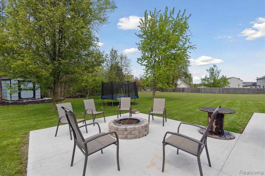 8072 LARK Lane, Grand Blanc, MI 48439 — Photo 43