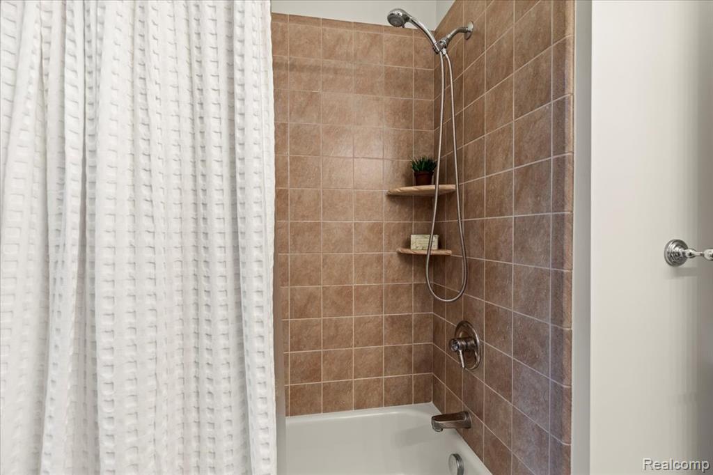 15301 Oak Hollow Drive, Holly, MI 48442 — Photo 35