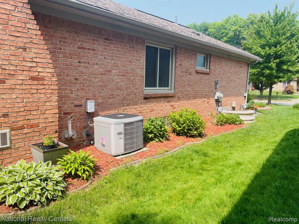 46369 SPRINGHILL Drive, Shelby Twp, MI 48317 — Photo 32