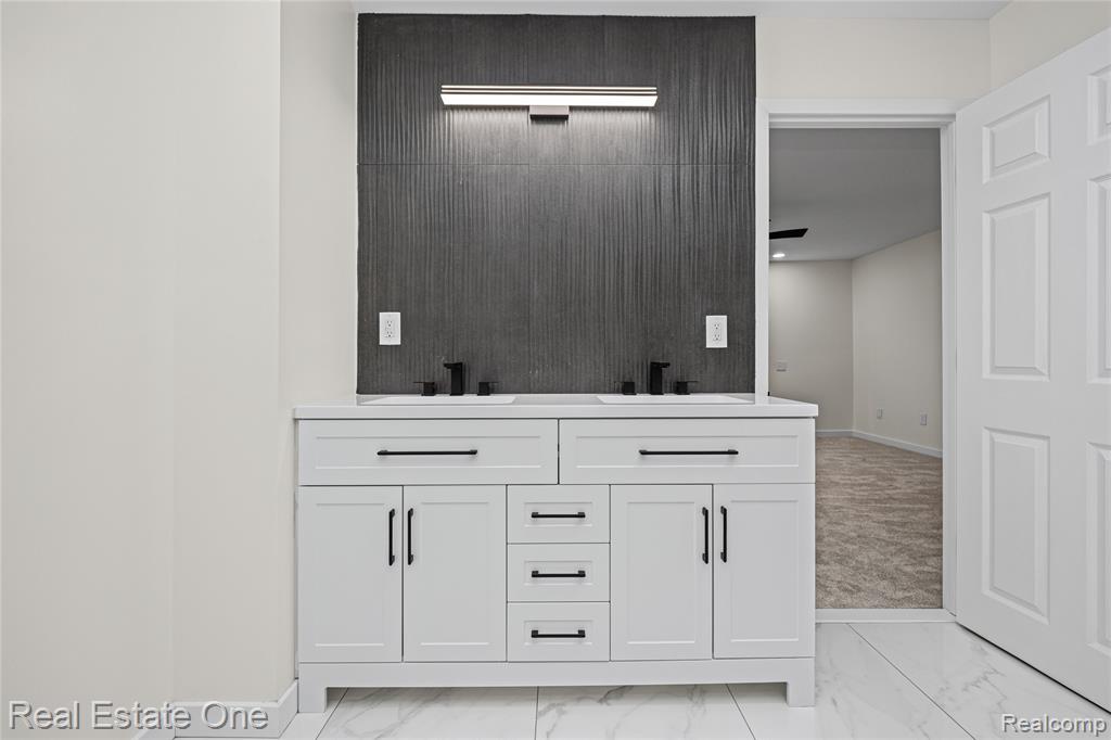 5426 N Piccadilly, West Bloomfield, MI — Photo 40