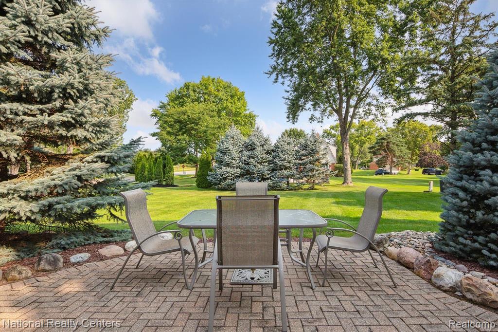 42372 COTSWOLD Court, Northville, MI 48168 — Photo 59