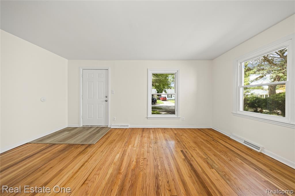 4521 COLUMBUS Street, Wayne, MI 48184 — Photo 8