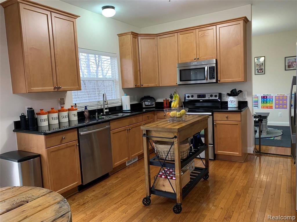 815 CALGARY Street, Auburn Hills, MI 48326 — Photo 15