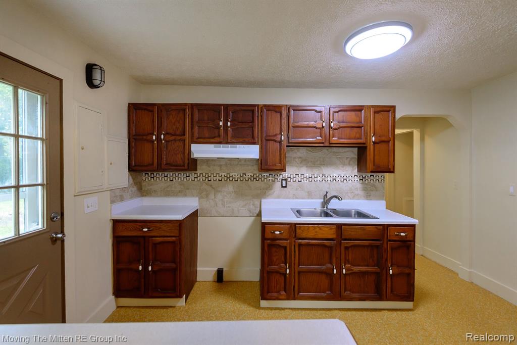 560 GREENLAWN Street, Ypsilanti, MI 48198 — Photo 10