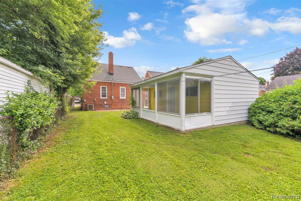 10015 Marion, Redford, MI 48239 — Photo 12