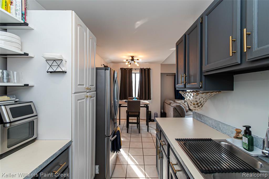 17437 Utica Oaks Lane, Roseville, MI 48066 — Photo 11