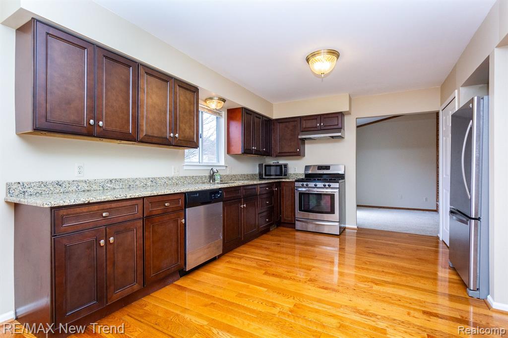 24486 RIVERVIEW Lane, Novi, MI — Photo 13