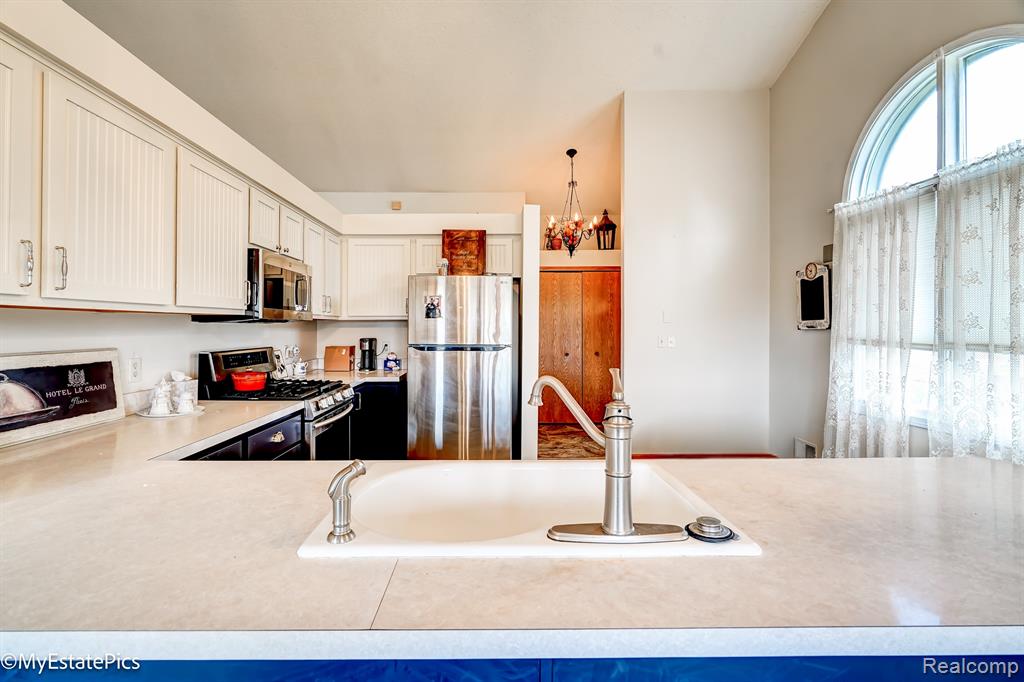 1807 PEBBLE CREEK Drive, Canton, MI 48188 — Photo 17