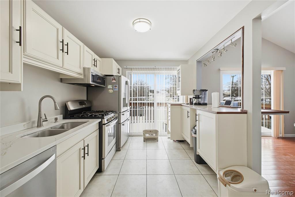 6015 Edmund Street, Romulus, MI, 48174