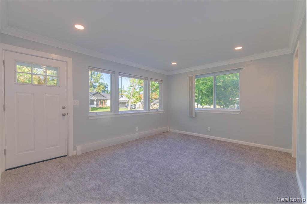 5733 CRESCENT Road, Waterford, MI 48327 — Photo 6