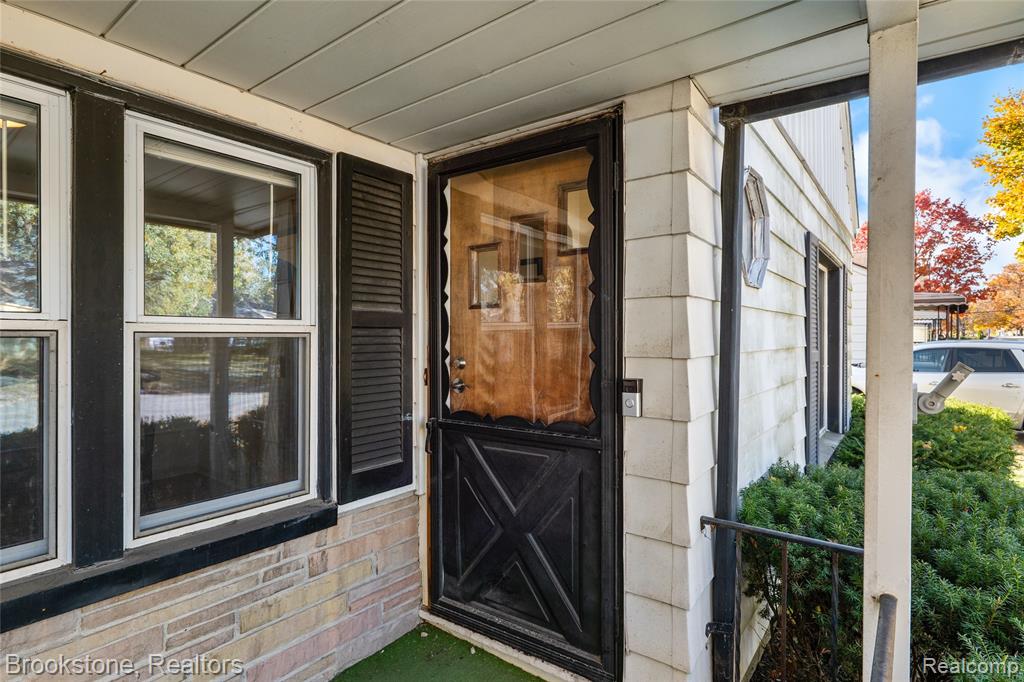 800 E BERNHARD Avenue, Hazel Park, MI 48030 — Photo 4