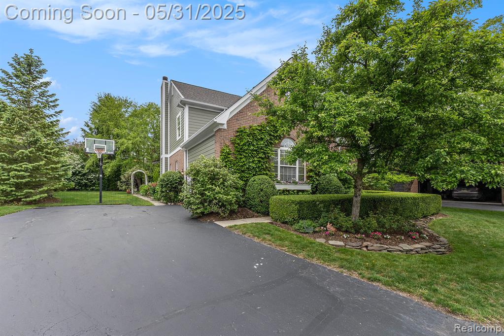 7271 N Village Drive, Clarkston, MI — Photo 3