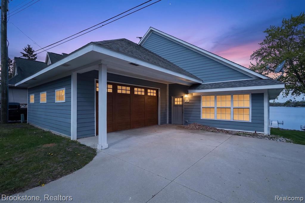 3695 Lotus Drive, Waterford, MI 48329
